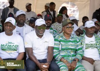 Forécariah: Le nouveau préfet Colonel Lamarana Diallo accueille la sœur du président Mamadi Doumbouya.   