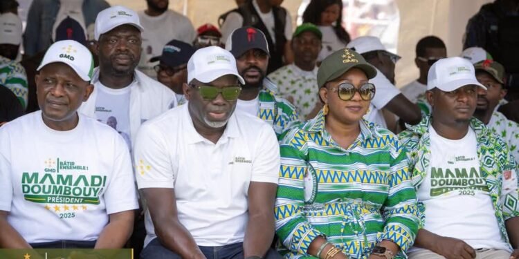 Forécariah: Le nouveau préfet Colonel Lamarana Diallo accueille la sœur du président Mamadi Doumbouya.