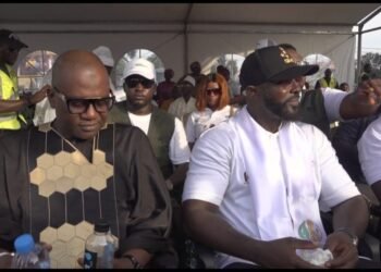 Kaloum en fête : Sonny Doumbouya organise un carnaval géant pour soutenir le Général Mamadi Doumbouya.Une mobilisation populaire exceptionnelle en faveur du président de la République.