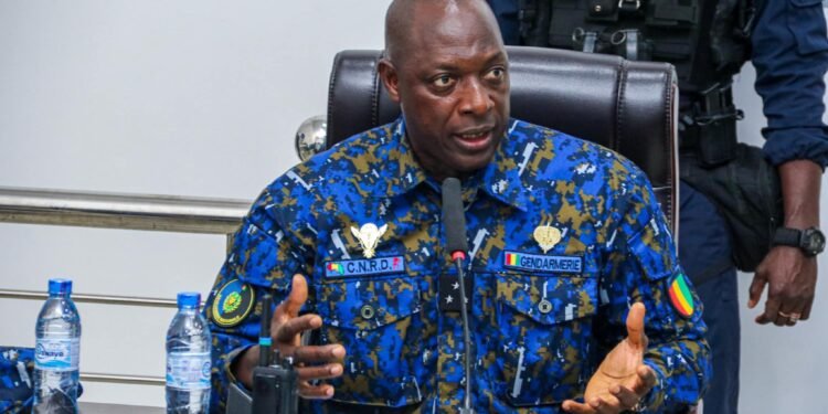 Guinée: Général Balla Samoura » Les VA sont exclusivement destinés au service «