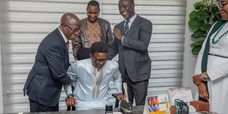 Guinée: Monsieur Alpha Bacar Barry officiellement installé à la tête du ministère de l’Education nationale, de l’Alphabétisation, de l’enseignement technique et de la formation professionnelle