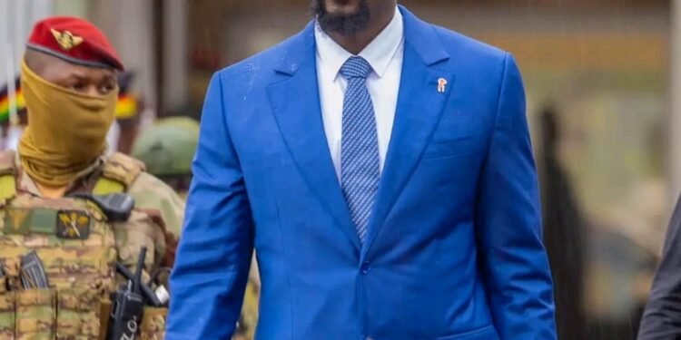 Guinée : le président Mamadi Doumbouya sacré “Grand Bâtisseur 2026” à Abidjan grâce à la vision Simandou