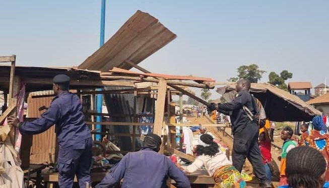    Guinée : la police lance un ultimatum de 24 heures contre l’occupation anarchique des emprises routières au marché Gnènguema