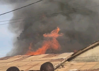 Guinée : Un incendie en cours à Wanindara, les secours mobilisés pour maîtriser les flammes