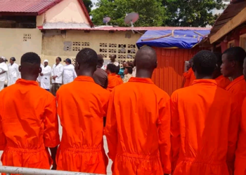 Maison centrale de Conakry : 20 000 uniformes remis aux détenus, une initiative en faveur de l&rsquo;amélioration des conditions carcérales