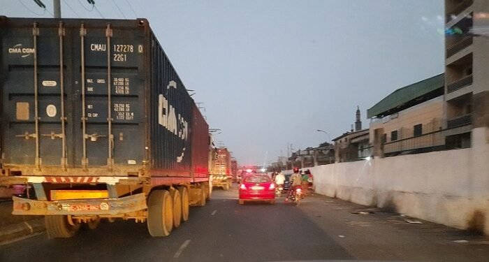  Guinée : le gouvernement interdit provisoirement la circulation nocturne des gros porteurs pour renforcer la sécurité routière
