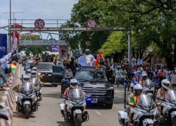 Le président de la République, Mamadi Doumbouya de retour à Conakry : une importante mobilisation pour accueillir le chef de l’État