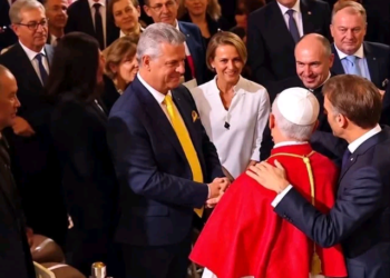 Une photo de Macron avec le pape Léon XIV suscite des critiques sur les réseaux sociaux