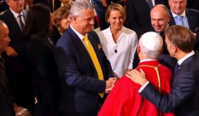 Une photo de Macron avec le pape Léon XIV suscite des critiques sur les réseaux sociaux