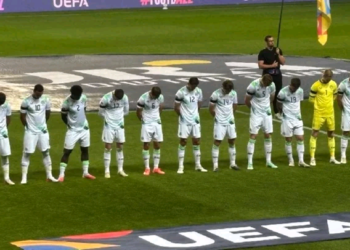 Irlande–Israël : les joueurs irlandais baissent la tête pendant l’hymne israélien