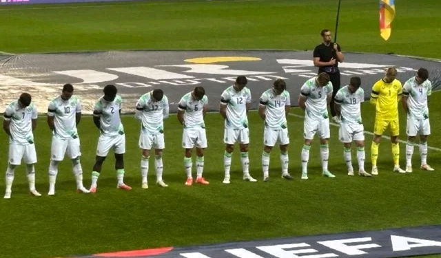 Irlande–Israël : les joueurs irlandais baissent la tête pendant l’hymne israélien