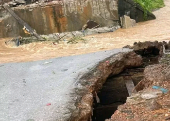 Coyah : les fortes pluies provoquent d’importantes inondations et font céder un ancien pont à Sambaya