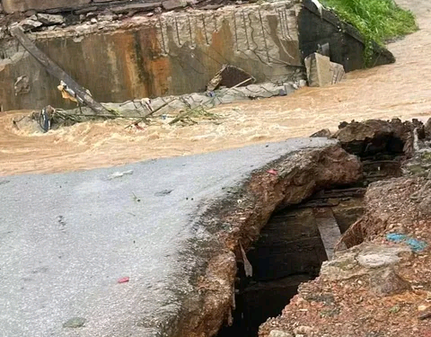 Coyah : les fortes pluies provoquent d’importantes inondations et font céder un ancien pont à Sambaya
