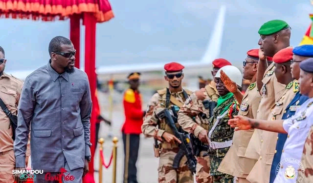 Mamadi Doumbouya de retour à Conakry après sa visite d’État en Côte d’Ivoire