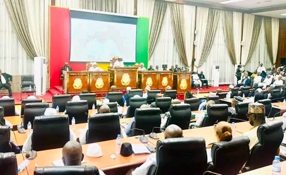 Guinée : plus de 15 666 milliards GNF de dépenses fiscales en 2025 et 2026, l’Assemblée nationale tire la sonnette d’alarme