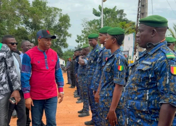Coyah : le ministre des Sports accueilli chaleureusement à Wonkifon lors d’une visite du chantier du stade de Kansoya