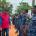 Coyah : le ministre des Sports accueilli chaleureusement à Wonkifon lors d’une visite du chantier du stade de Kansoya