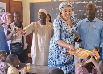 Conakry : Oumou Baldé offre près de 1 200 fournitures scolaires à l’école de Koloma-Soloprimo