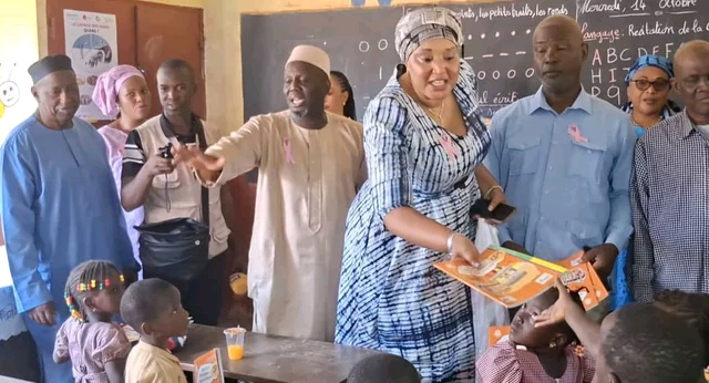 Conakry : Oumou Baldé offre près de 1 200 fournitures scolaires à l’école de Koloma-Soloprimo