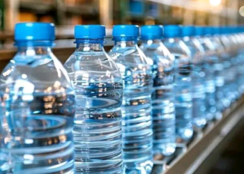 Guinée : le ministère du Commerce appelle au maintien des prix de l’eau embouteillée après l’interdiction des plastiques à usage unique