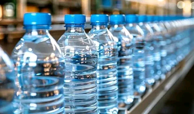 Guinée : le ministère du Commerce appelle au maintien des prix de l’eau embouteillée après l’interdiction des plastiques à usage unique