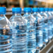 Guinée : le ministère du Commerce appelle au maintien des prix de l’eau embouteillée après l’interdiction des plastiques à usage unique
