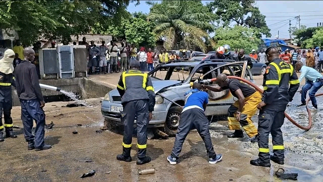 Kaloum : un véhicule Opel Astra ravag par les flammes à Tombo, plusieurs bidons d’essence retrouvés dans le coffre
