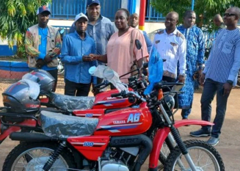 Boké : deux chargés d’études des Mines bénéficient de motos pour renforcer leurs missions sur le terrain