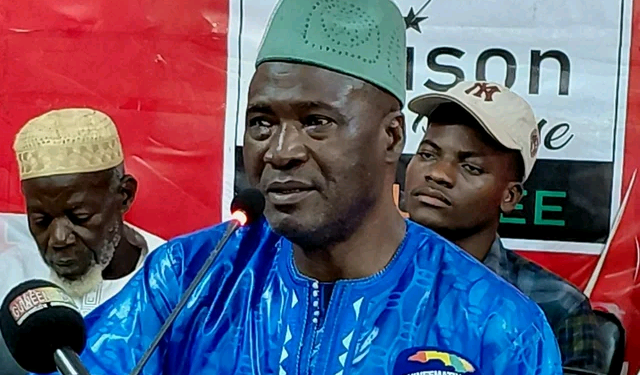 Crise d’eau en Guinée : Mohamed Kourouma explique la rareté de l’eau en bouteille
